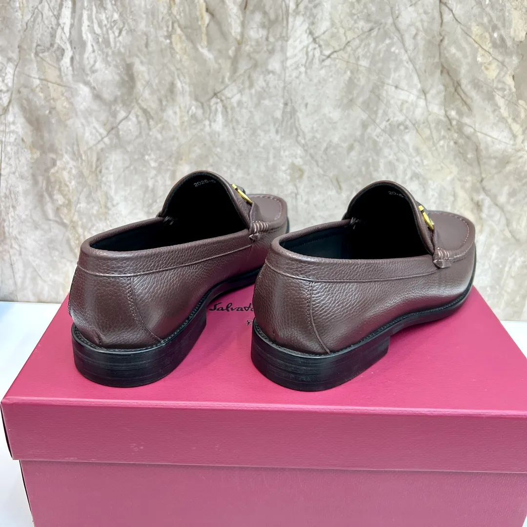 Original quality P580 Brand: Ferragamo Standard size: Men's size 38/44 (45 can be customized) Grade: Same style as the official website High-quality men's shoes Material: Customized first-layer calfskin with water-dyed cowhide lining Cowhide tiptoe Original non-slip and wear-resistant rubber outsole Style category: Men's formal business leather shoes Young and fashionable European and American trends British style Casual matching Comfortable feet Color: Actual picture